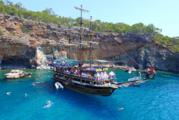 Tour en barco pirata por el golfo de Antalya